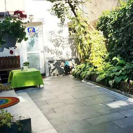 Nyaraló Oasis Home-garden Gem In The Heart Of Bukarest