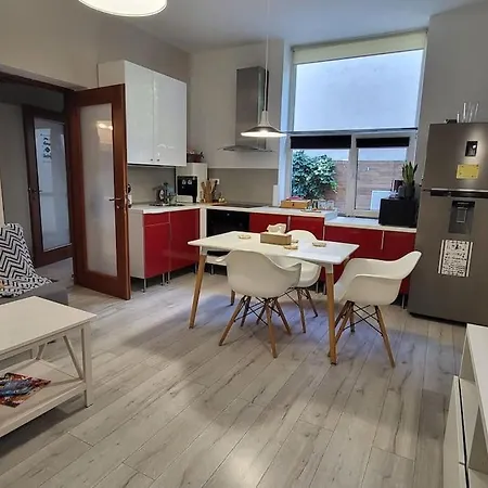 Oasis Home-garden Gem In The Heart Of Nyaraló Bukarest